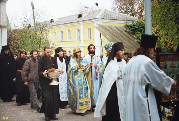 Крестный ход в праздник Покрова Божией Матери. Фото 1995 г.