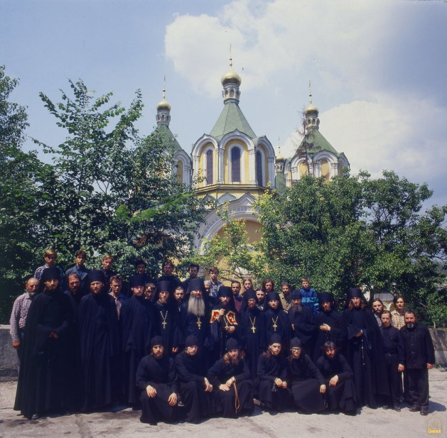 Наместник архим. Арсений с братией Святогорского монастыря. Фото 1995 г.