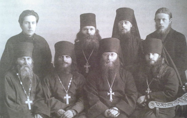 Священники Александро-Невского братства и иеромонахи Федоровского подворья. Слева стоит воспитанник братства Лев Поляков (1913–1990), впоследствии митрополит Рижский и Латвийский Леонид. 1930 г.